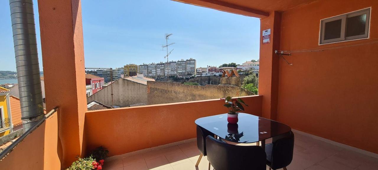Relax In Lisbon For 4 People With Terrace And Parking Apartment Exterior photo