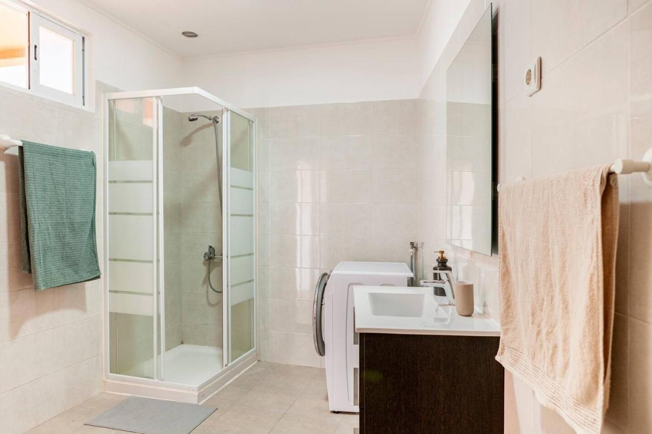 Relax In Lisbon For 4 People With Terrace And Parking Apartment Exterior photo