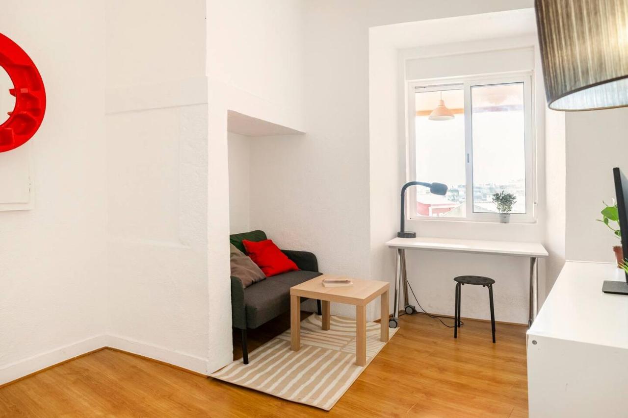 Relax In Lisbon For 4 People With Terrace And Parking Apartment Exterior photo