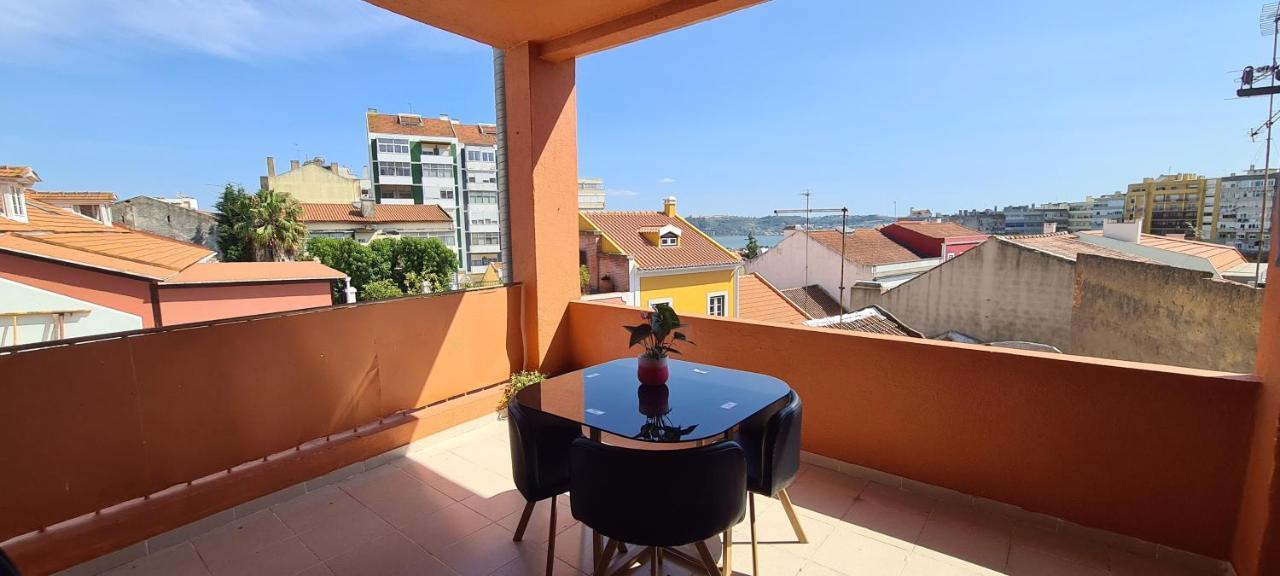 Relax In Lisbon For 4 People With Terrace And Parking Apartment Exterior photo