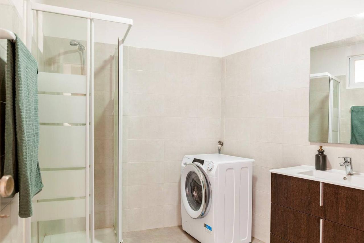 Relax In Lisbon For 4 People With Terrace And Parking Apartment Exterior photo